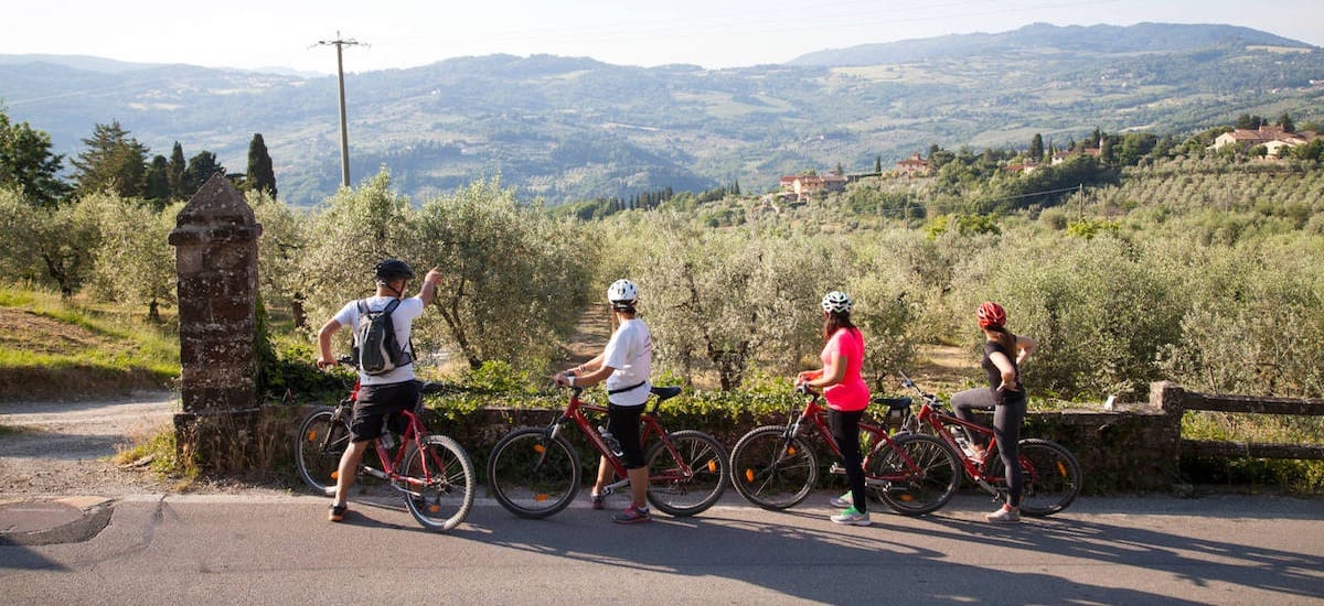 Cicloturisti sulle colline dell’entroterra romagnolo